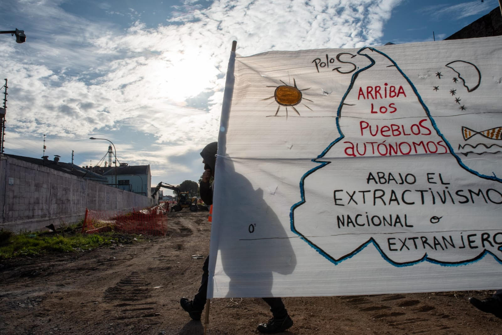 A banner criticizing natural resource extractivism in the global South.